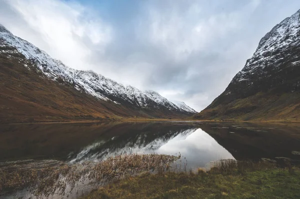 Una Bella Foto Lago Mezzo Montagne Innevate Glencoe Highland Scozia — Foto Stock