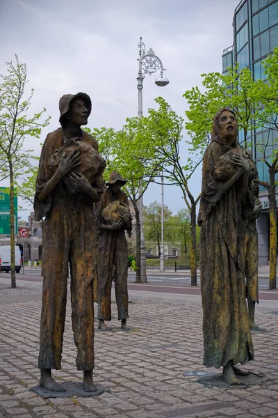 ダブリンの有名な記念ブロンズ彫刻の垂直ショット 19世紀に強制的に移住させられたアイルランド人の記憶 Great Famine — ストック写真