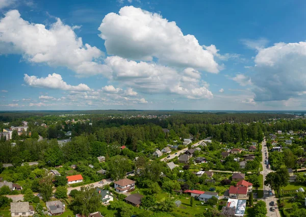 Luftbillede Landskab Med Huse Marker Blå Overskyet Himmel Baggrunden - Stock-foto