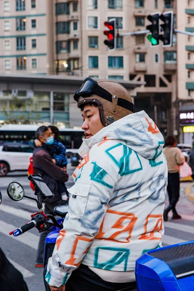 Şangay Çin Sokaklarında Motosikletli Bir Adamın Dikey Görüntüsü — Stok fotoğraf