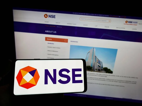 Persoon Met Smartphone Met Logo Van National Stock Exchange India — Stockfoto