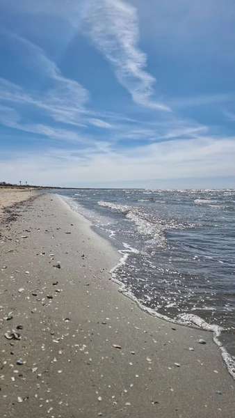 Liepaja Letonya Kumlu Bir Plajda Deniz Dalgaları Manzarası — Stok fotoğraf