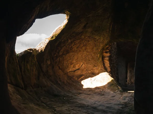 Sicilya, İtalya 'da güneş ışığından etkilenen kayalara oyulmuş Antik mağaralar. Sperlinga, Enna.