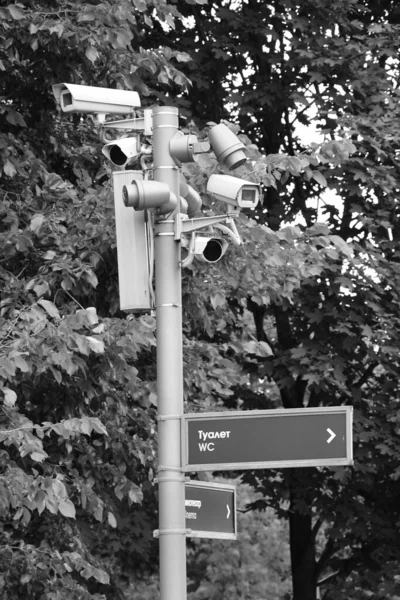 モスクワ ロシアでグレースケールで撮影された標識や監視カメラとポストの垂直閉鎖 — ストック写真