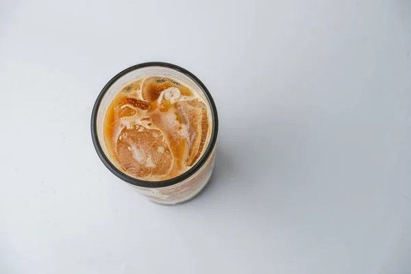 Caffè Fresco Ghiacciato Lattiginoso Bicchiere Isolato Sullo Sfondo Bianco — Foto Stock