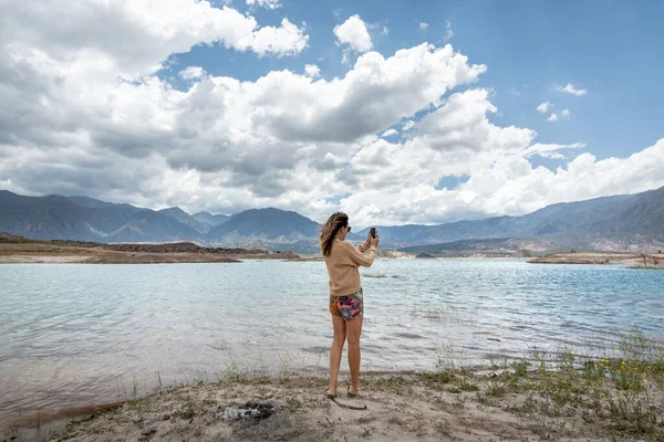 Una Mujer Caucásica Tomando Fotos Del Lago Potrerillos Mendoza Argentina — Foto de Stock