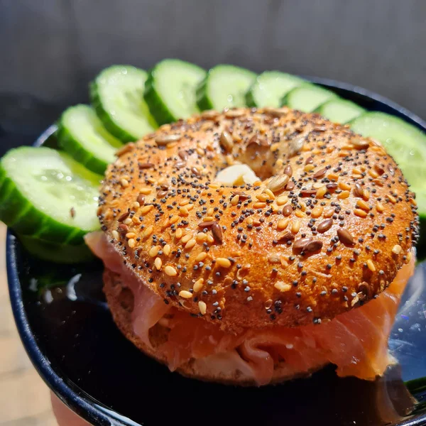 Somon Füme Yanında Salatalık Dilimli Simit Sandviçi — Stok fotoğraf