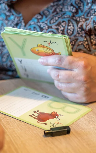 Vertical Shot Person Holding Drawing Cards Letters Kids Table — Stock Photo, Image