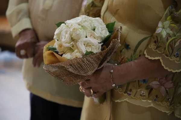 Närbild Skott Bruden Håller Ros Bukett Står Bredvid Brudgummen — Stockfoto