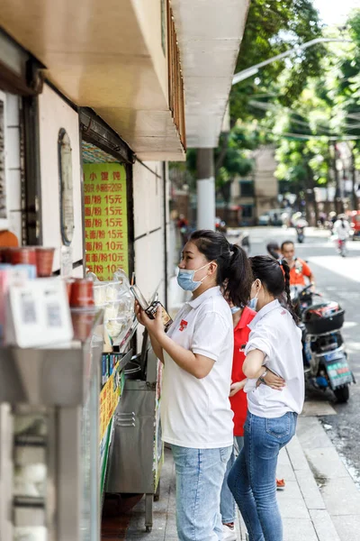 Pohled Lidi Kteří Objednávají Jídlo Ulici Šanghaji — Stock fotografie