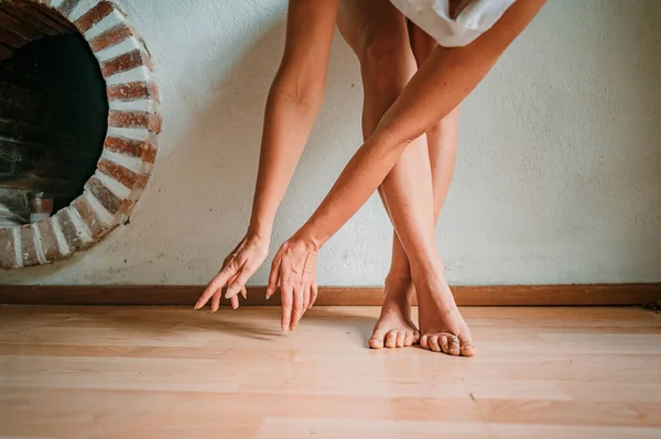 Eine Barfüßige Frau Tanzender Pose Einem Raum — Stockfoto