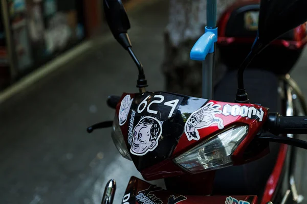 Sebuah Gambar Close Dari Moped Merah Hitam Dengan Stiker — Stok Foto