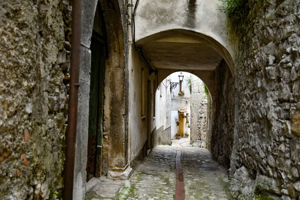イタリア カンパニア地方の山の中の村ペチナの古い家の間の狭い通り — ストック写真