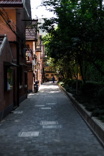 Uitzicht Een Smalle Straat Shanghai Stad Met Gebouwen Bomen — Stockfoto