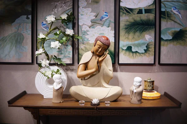 Een Dichtbij Uitzicht Van Een Klein Standbeeld Van Guan Yin — Stockfoto
