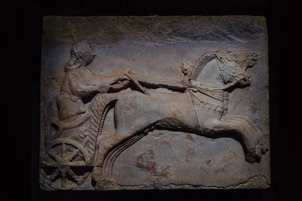 Bir Savaş Arabası Yarışı tasvir eden rahatlamanın yakın çekimi