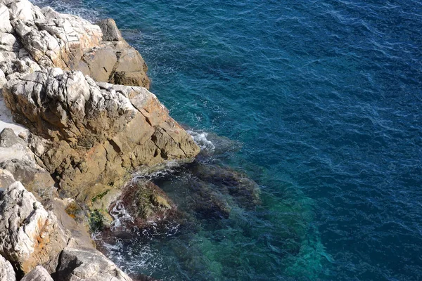 Parlak Güneş Işığı Altında Kayalık Sahilde Bir Kütlesi — Stok fotoğraf