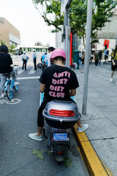 Uma Visão Traseira Vertical Motociclista Estacionado Beira Uma Estrada Xangai — Fotografia de Stock