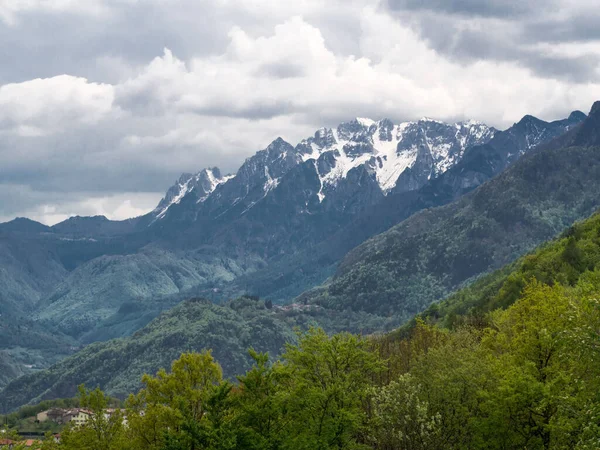 Kuzey İtalya 'da bulutlu bir gökyüzünün altında güzel bir alp manzarası