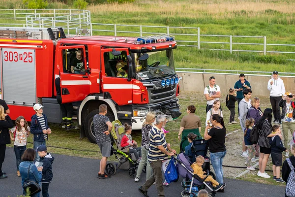Poznan, Polonya 'daki yeni hayvanat bahçesinde düzenlenen sergi sırasında itfaiye aracının etrafında toplanan bir grup insan.