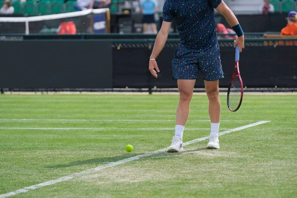 テニス選手は奉仕する用意ができている イギリスのノッティンガム — ストック写真