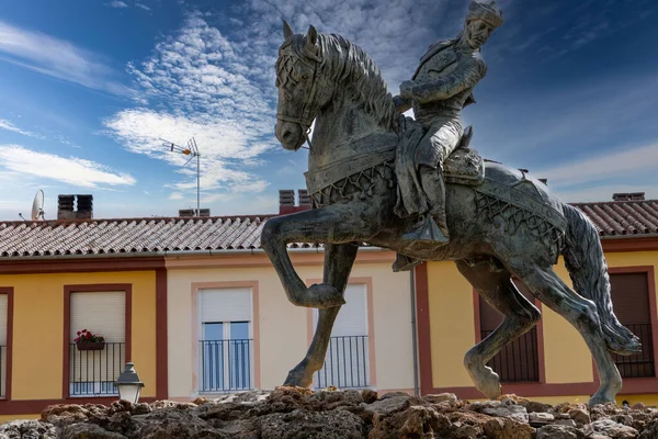 Ronda, Malaga, İspanya 11 Haziran 2022 Mavi gökyüzü bulutlu bir eşkıyanın bronz heykeli