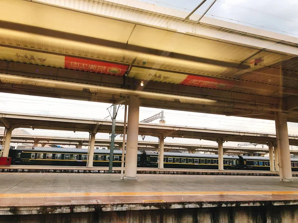 Una Stazione Ferroviaria Con Treno Verde Passaggio Cina — Foto Stock