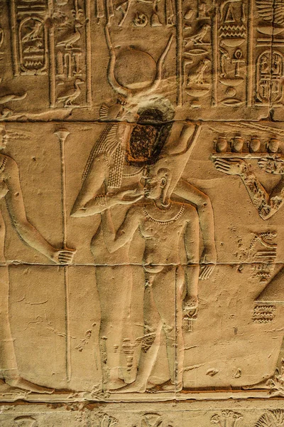 阿斯旺非利士庙宇 古埃及图腾 — 图库照片