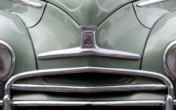 Yakından Bakınca 1950 Lerden Kalma Yeşil Bir Ford Parçası Görünüyor — Stok fotoğraf