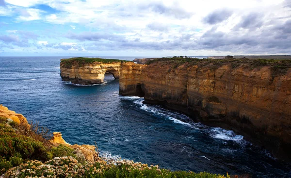 Loch Ard Gorge 'un sahil kayalıkları, Port Campbell Ulusal Parkı, Victoria, Avustralya.