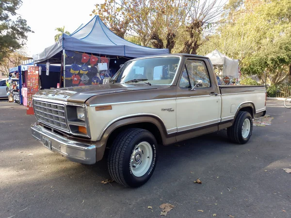 Παλιά Μπεζ Και Άσπρο Χρησιμότητα Ford Ranger 100 Pickup Φορτηγών — Φωτογραφία Αρχείου