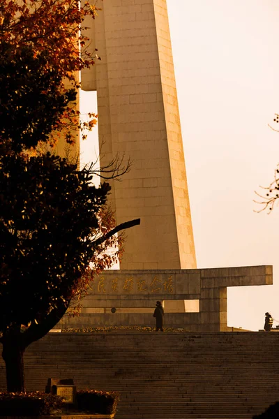 Disparo Vertical Monumento Los Héroes Del Pueblo Durante Amanecer Shanghai —  Fotos de Stock