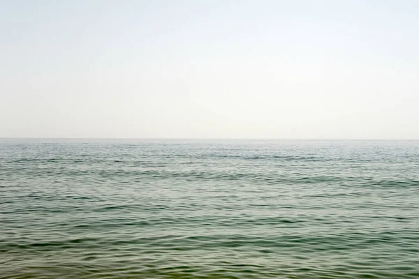 Een Prachtige Scêne Van Een Zeegezicht Onder Een Wolkenloze Lucht — Stockfoto