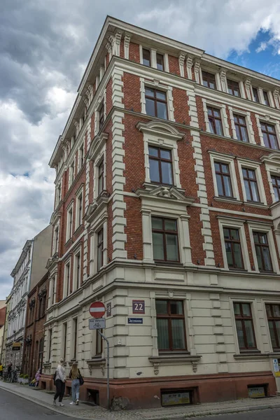 Polonya 'nın Torun kentindeki geleneksel bir binanın dikey çekimi.