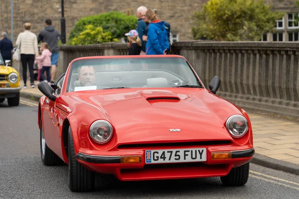 Kırmızı, klasik bir Fiat 850 örümcek arabası Morpeth Fair Day, Northumberland, İngiltere 'de.