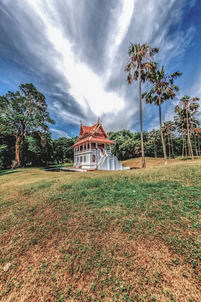 House Surrounded Trees Cloudy Day — Stock Photo, Image