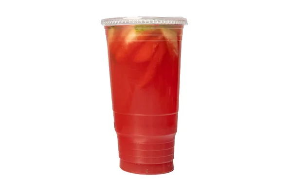 一种塑料杯子 装有西瓜汁和在白色背景上隔开的水果片 — 图库照片