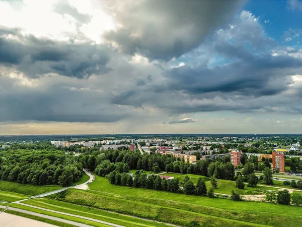 Vzdušný Krásný Výhled Město Zelenými Stromy Zataženou Oblohou — Stock fotografie