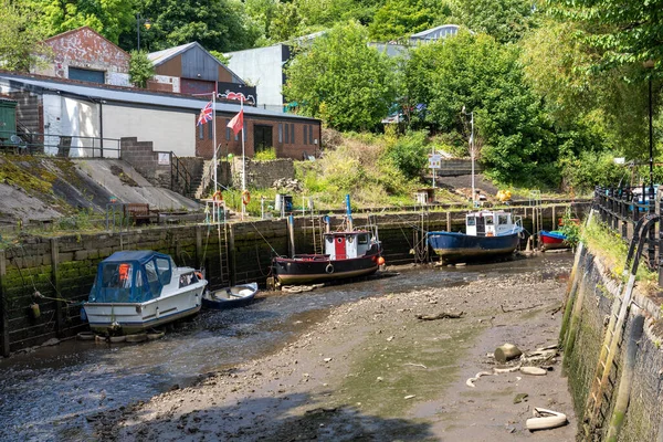 Small Boats Moored Ouseburn River Newcastle Tyne Low Tide — Stock Photo, Image
