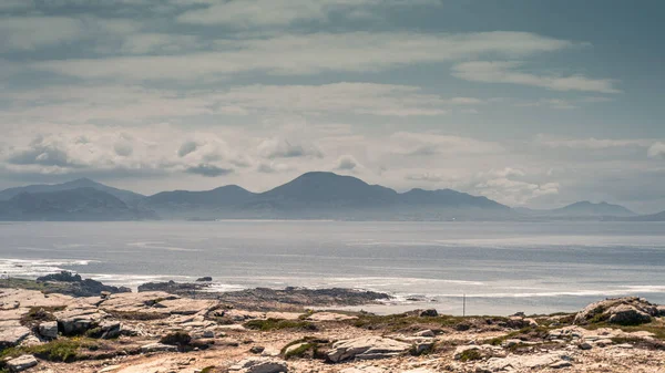 Donegal, İrlanda, İngiltere 'deki kayalık bir sahilin nefes kesici manzarası.