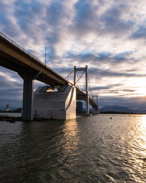 背景には曇り空のトゥアン フォック橋 — ストック写真