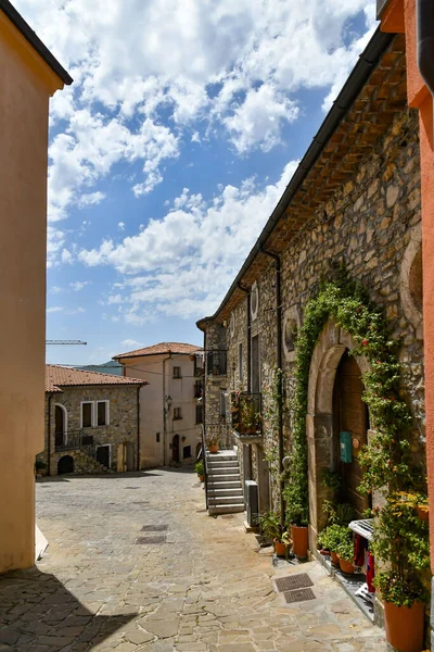 Eine Enge Straße Zwischen Den Alten Häusern Von Sasso Castalda — Stockfoto