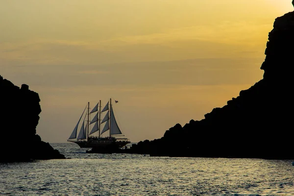 Nahaufnahme Eines Bootes Das Bei Sonnenuntergang Auf Dem Schönen Meer — Stockfoto