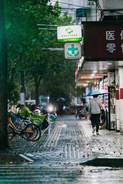 Eine Vertikale Aufnahme Eines Mannes Mit Regenschirm Der Auf Der — Stockfoto