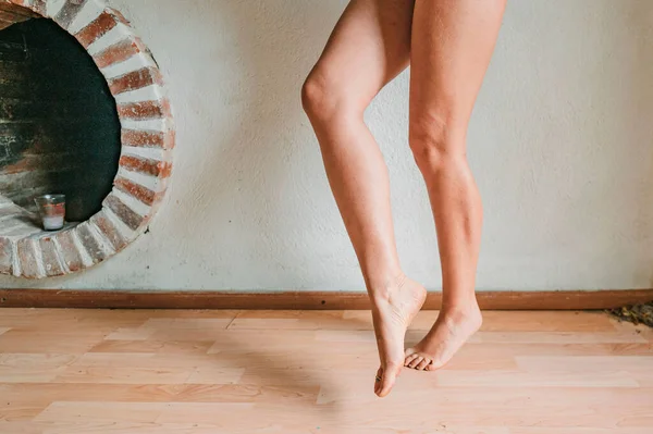 Femeie Desculță Într Postură Dans Purtând Bikini Într Cameră — Fotografie, imagine de stoc