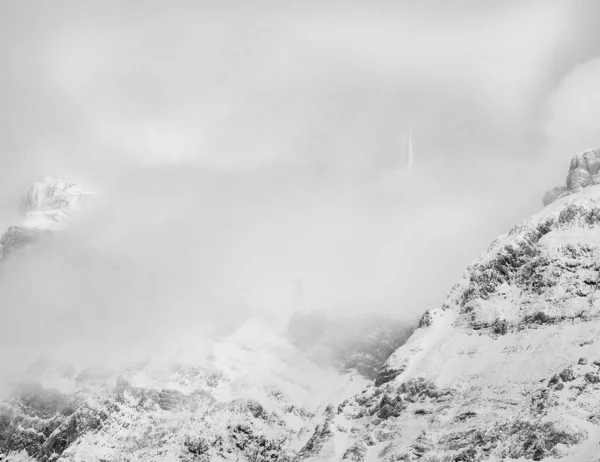 Šedivý Záběr Skalnatých Zasněžených Švýcarských Alp — Stock fotografie