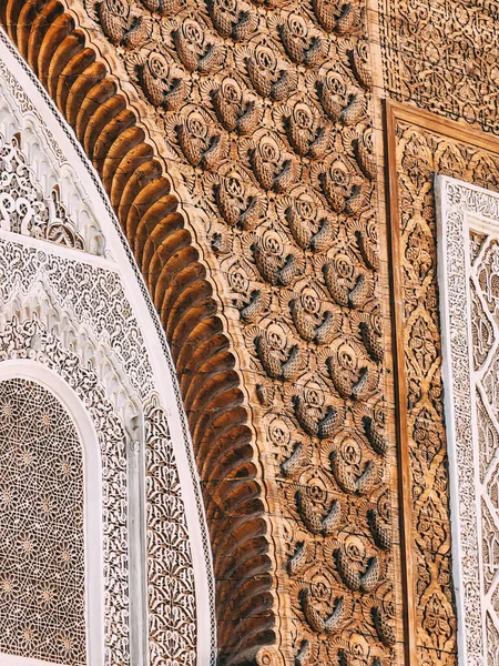 İbn Youssef Okulu, Marakeş, Fas 'taki kemerde geleneksel oymaların dikey yakın çekimi.