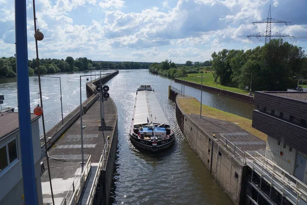 Ein Ungarischer Lastkahn Fährt Die Schleuse Krotzenburg Bei Hanau Main — Stockfoto