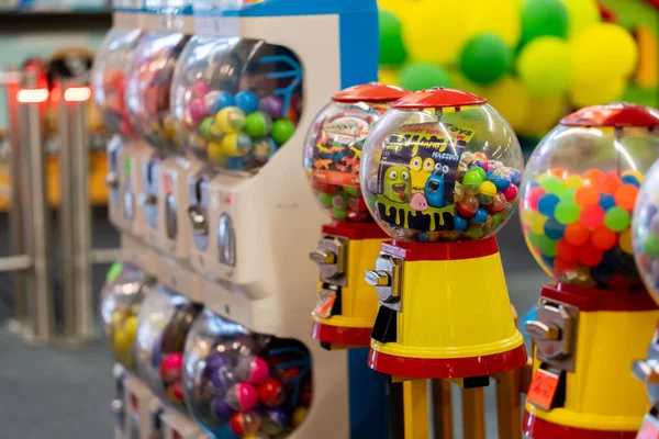 克拉娜皮拉多室内游乐场内的一排糖果和小玩具自动售货机 — 图库照片