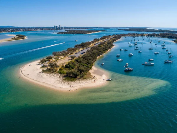 Spit 'in gemi ve tekneli havadan görünüşü ve Gold Coast, Avustralya' da güzel bir okyanus.
